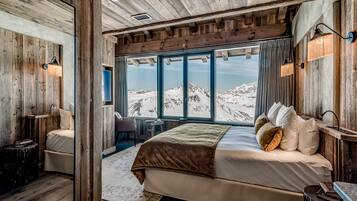 Cobertura luxo, vários quartos, vista para a montanha | Área de estar | TV de tela plana