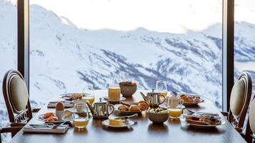 Dagelijks continentaal ontbijt (EUR 25 per persoon)