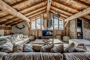 Penthouse Deluxe, plusieurs chambres, vue montagne | Coin séjour | Télévision à écran plat