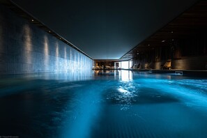 Piscine couverte, chaises longues