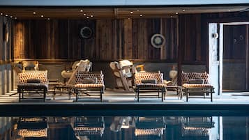 Alberca techada y camastros