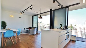 ラグジュアリー アパートメント ベッド (複数台) | 2 室のベッドルーム、遮光カーテン、アイロン / アイロン台、ベビーベッド (無料)