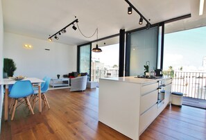 2 bedrooms, blackout drapes, iron/ironing board, free cribs/infant beds - Hilton Beach new Spectacular 2BR Terrace (Tel Aviv)