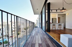 2 bedrooms, blackout drapes, iron/ironing board, free cribs/infant beds - Hilton Beach new Spectacular 2BR Terrace (Tel Aviv)