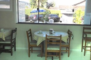 朝食 (ビュッフェ)、毎日提供 (無料)