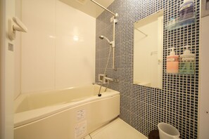 Bathroom shower - Cozy Inn Naniwa (Osaka)