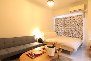 Desk, laptop workspace, blackout curtains, free WiFi - Cozy Inn Naniwa (Osaka)