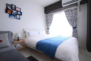 Desk, laptop workspace, blackout curtains, free WiFi - Cozy Inn Naniwa (Osaka)
