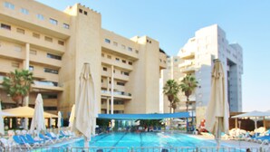 Indoor pool, seasonal outdoor pool, open 8 AM to 7 PM, pool umbrellas - Luxurious Sea View 3BR Pool Spa and Gym (Tel Aviv)