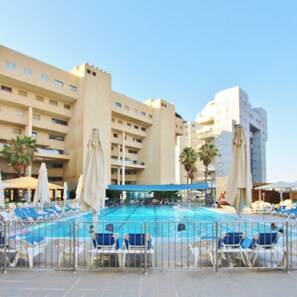 Indoor pool, seasonal outdoor pool, open 8 AM to 7 PM, pool umbrellas - Luxurious Sea View 3BR Pool Spa and Gym (Tel Aviv)