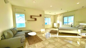 3 bedrooms, desk, laptop workspace, blackout drapes - Luxurious Sea View 3BR Pool Spa and Gym (Tel Aviv)