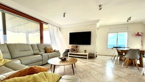 Smart TV - Luxurious Sea View 3BR Pool Spa and Gym (Tel Aviv)