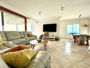 Smart TV - Luxurious Sea View 3BR Pool Spa and Gym (Tel Aviv)