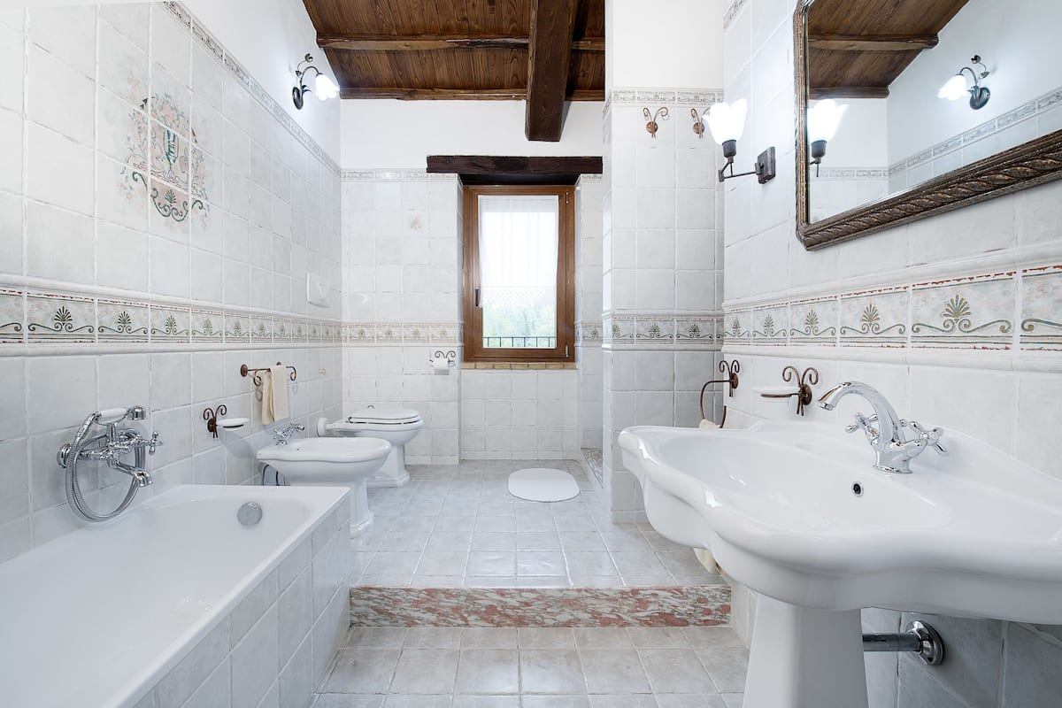 Een douche, een regendouche, gratis toiletartikelen, een haardroger
