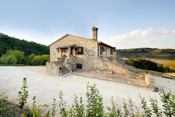 Vista frontal de la propiedad