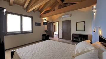 Chambre Double, balcon | Bureau, Wi-Fi gratuit, draps fournis