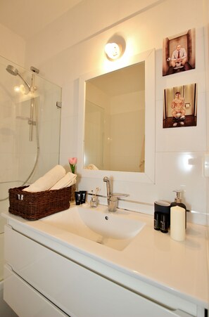 Casa de ciudad de lujo, varias camas, para no fumadores | Baño | Tina y regadera independientes, tina profunda, secadora de cabello 