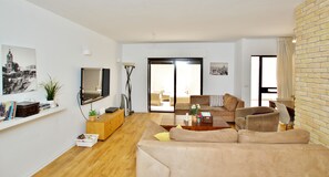 Luxus-Stadtwohnung, Mehrere Betten, Nichtraucher | Wohnbereich | Kinderspielzeug