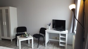 Chambre classique double | Aire de séjour | Téléviseur, livres