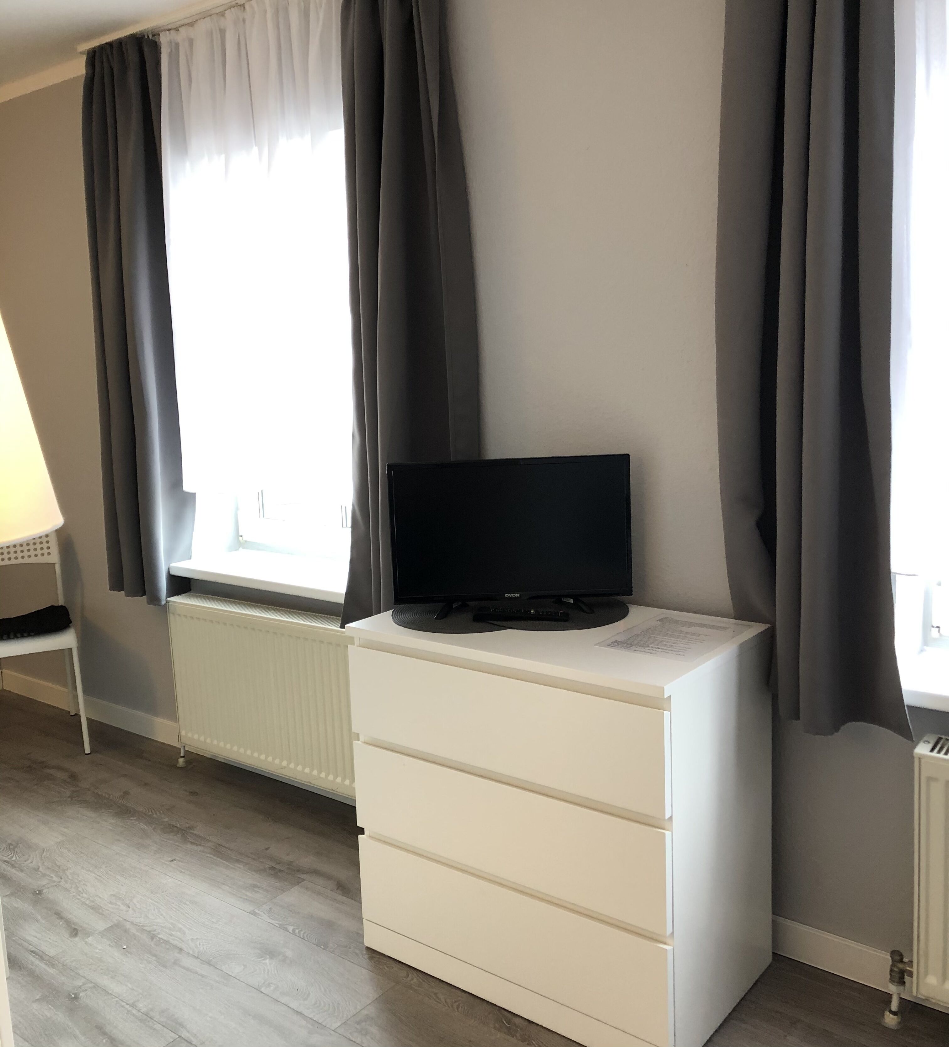 single room | blackout curtains, cots/infant beds, free wifi, bed sheets