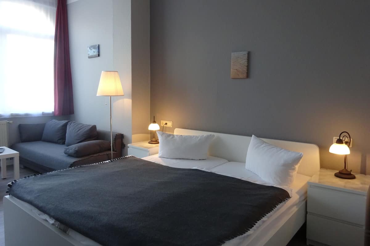 Habitación doble Confort | Cortinas blackout, cunas, wifi gratis y ropa de cama