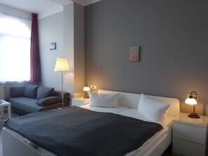 Cortinas blackout, cunas, wifi gratis y ropa de cama 
