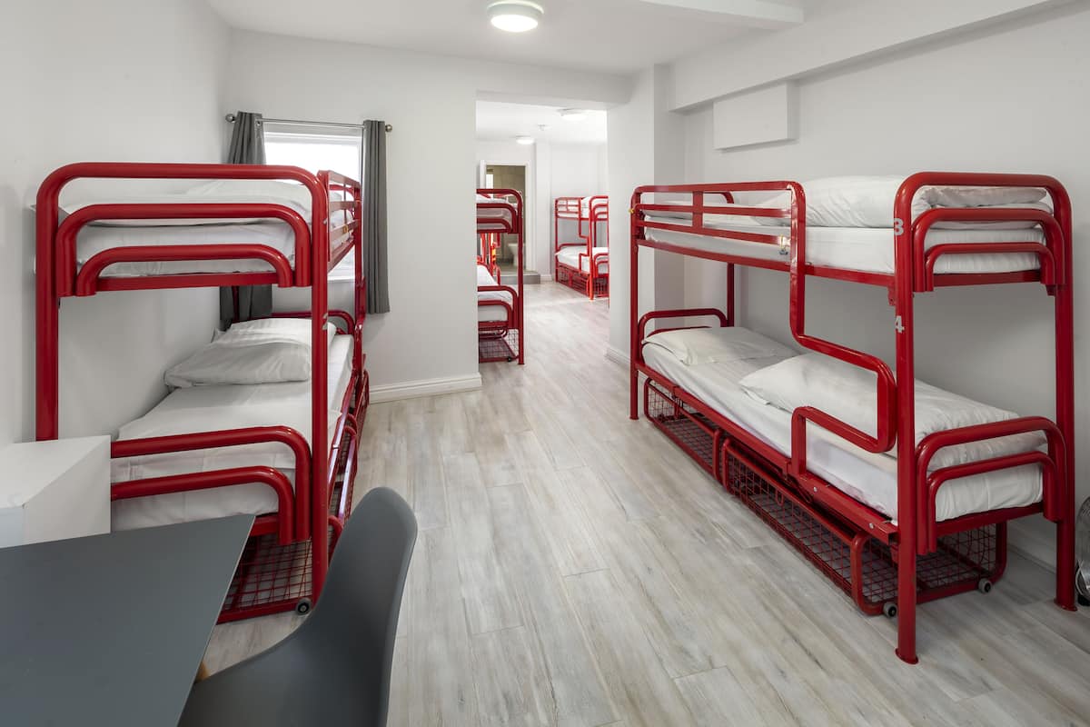 Bed in 12-bed mixed dormitory room | 隔音、免費 Wi-Fi、床單