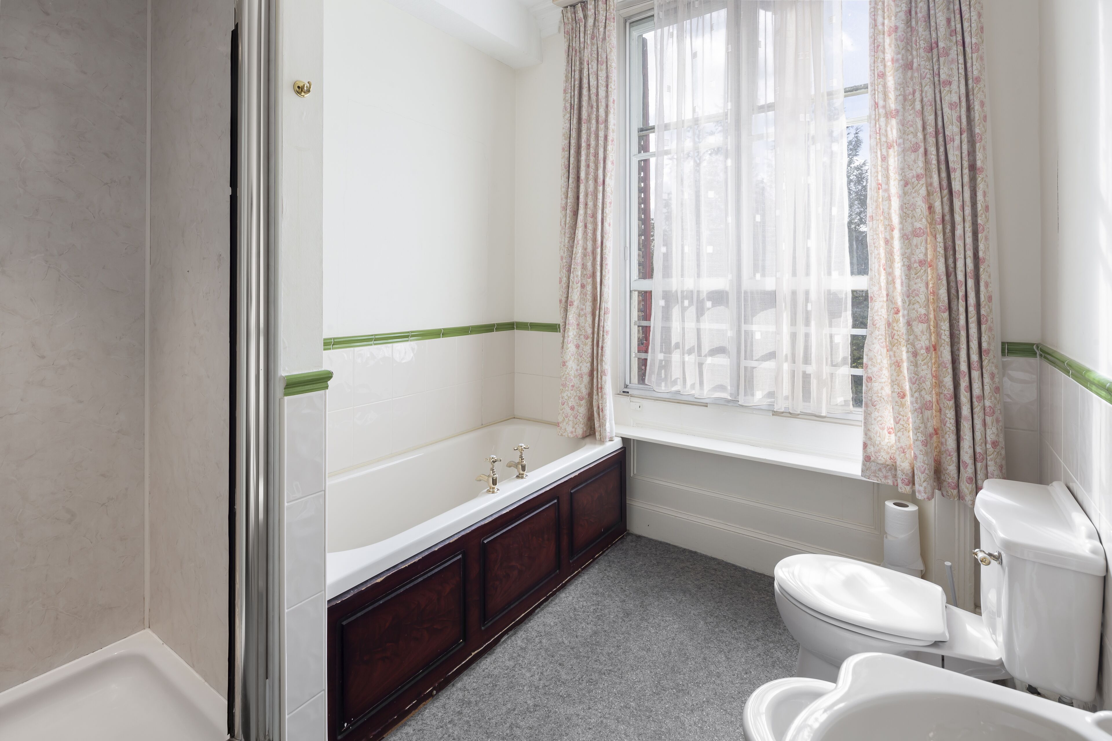 A bathroom with a bathtub, toilet, and sink.