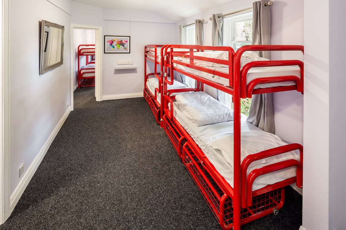 Bed in 18-bed mixed dormitory room | 隔音、免費 Wi-Fi、床單