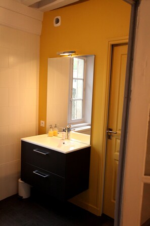 Double or Twin Room (Vintage) | Bathroom sink - La Berjotine (Charolles)
