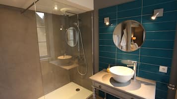 Double or Twin Room (Cosy) | Bathroom | Hair dryer, bathrobes, towels