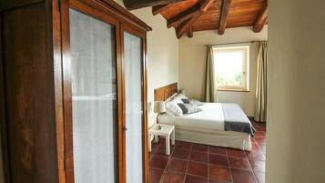 Quadruple Room | Desk, free cribs/infant beds, free WiFi, bed sheets