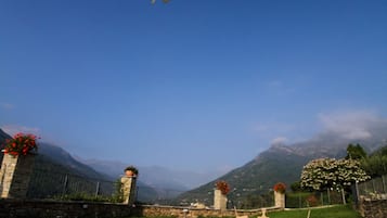 Piscina stagionale all'aperto, ombrelloni da piscina, lettini