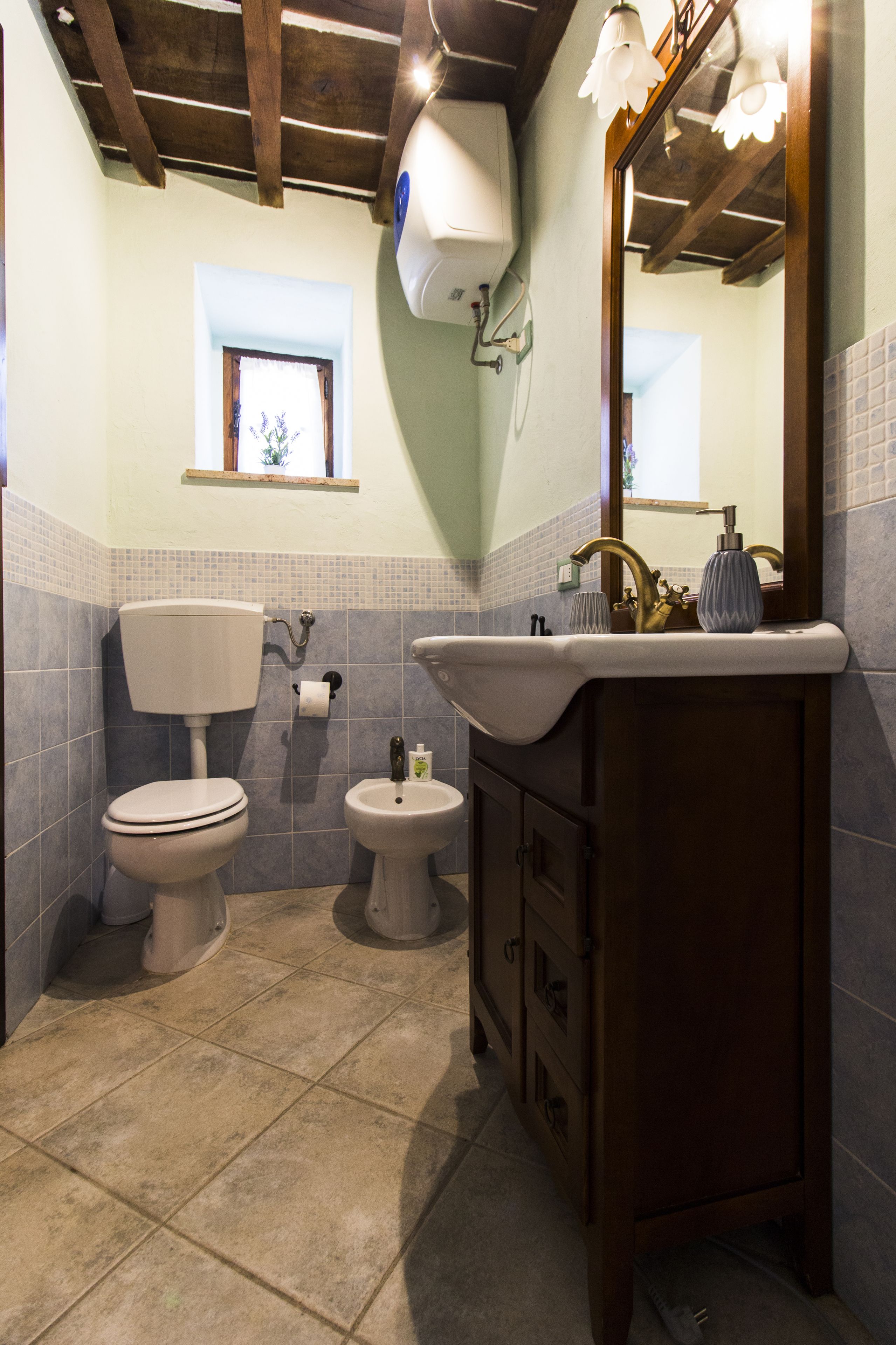 Economy Apartment, 1 Bedroom (Via Borgo,10) | Bathroom | Shower, rainfall showerhead, free toiletries, hair dryer