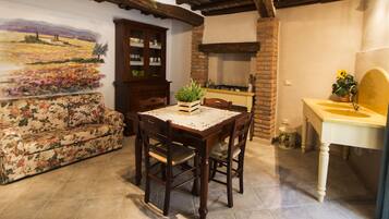 Economy Apartment, 1 Bedroom (Via Borgo,10) | In-room dining