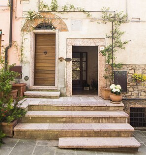 Property entrance - Le Dame del Borgo (Sassetta)