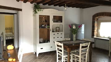 Appartement, balcon, vue colline | Literie de qualité supérieure, rideaux occultants