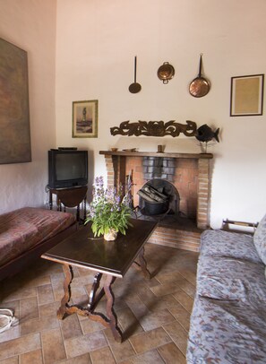 Apartamento família, 1 quarto, vista para a colina (Piazza della chiesa, 14) | Sala de estar | TV de tela plana 24 polegadas com canais digitais, TV