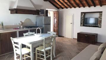 Familienapartment, 2 Schlafzimmer, Hügelblick (Piazza della chiesa, 14) | Essbereich im Zimmer