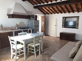 Family Apartment, 2 Bedrooms, Hill View (Piazza della chiesa, 14) | In-room dining