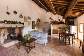 Family Apartment, 1 Bedroom, Hill View (Piazza della chiesa, 14) | In-room dining - Le Dame del Borgo (Sassetta)