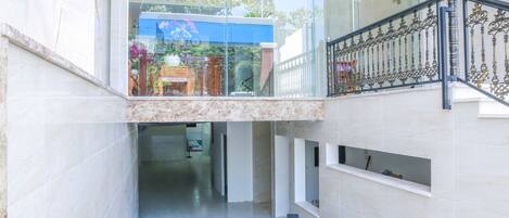 المنشأة من الخارج