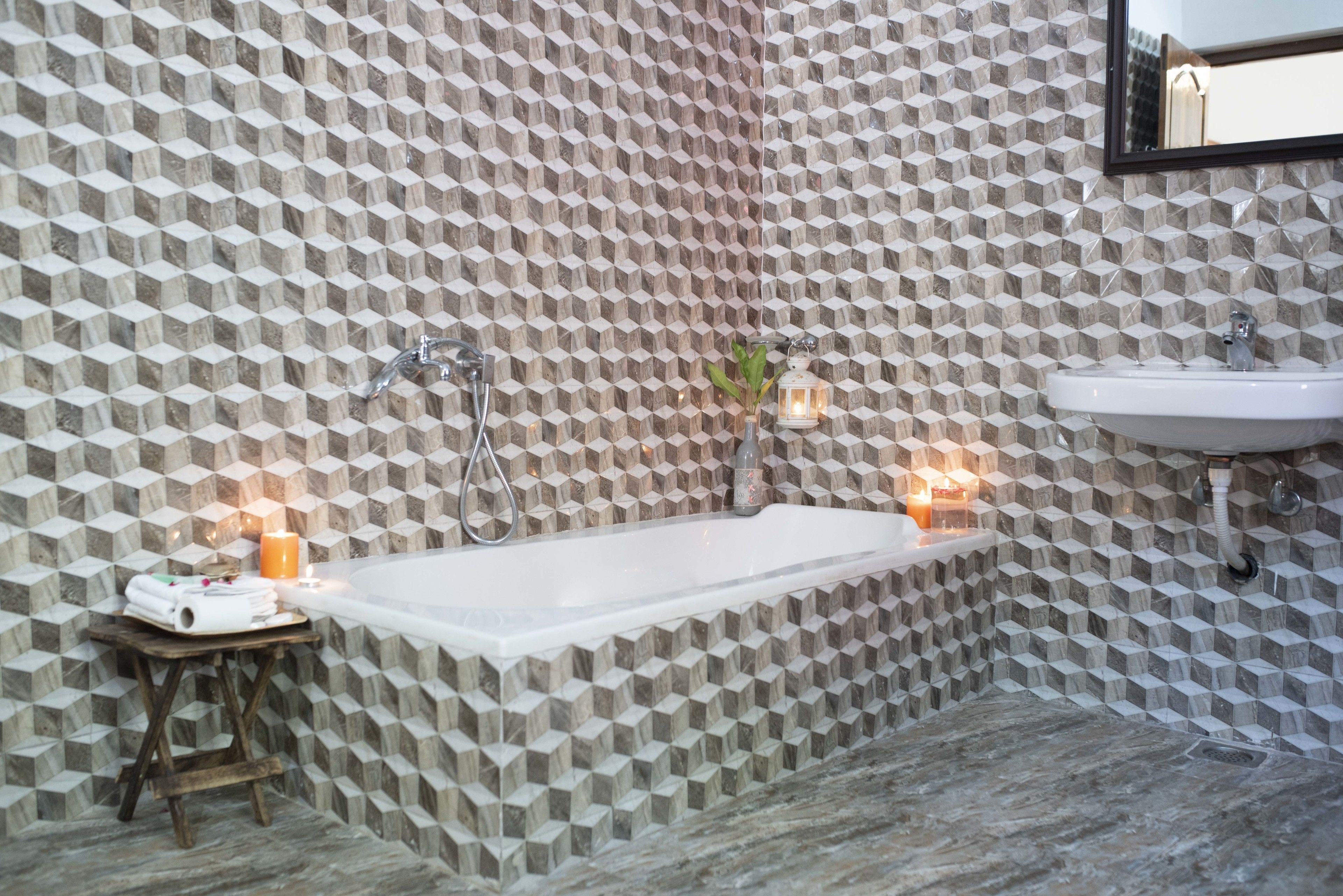 combined shower/bathtub, free toiletries, towels