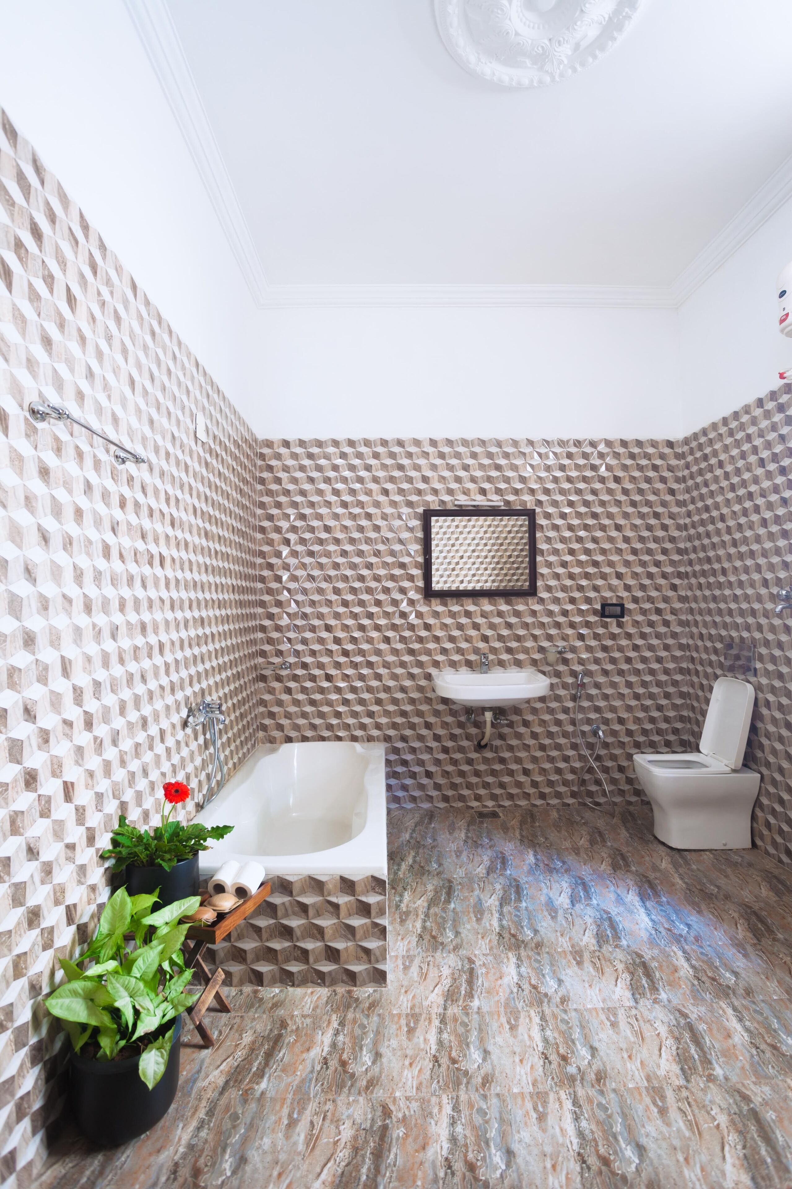 combined shower/bathtub, free toiletries, towels