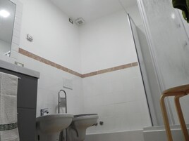 Ducha, secador de pelo, bidet, toallas
