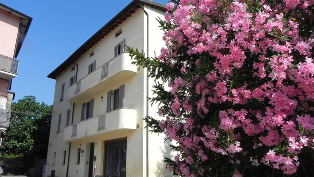 A multi-story building with a balcony on the second floor. - B&B Al Ponte Vecchio (Perugia)