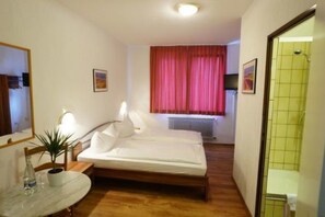 Standard Double Room | Blackout drapes, free WiFi, bed sheets - Hotel Restaurant Bären (Breisach)