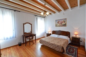 コンフォート ダブルルーム クイーンベッド 1 台 | ミニバー、デスク、防音設備、可動式ベッド