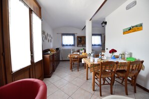 朝食 (ビュッフェ)、毎日提供 (無料)