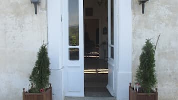 Pintu masuk properti